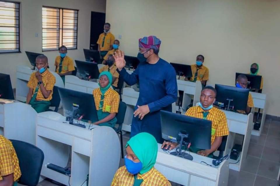 Read more about the article Speaker Femi Gbajabiamila commissions Roads, ICT Centres and School Buildings in Lagos, salutes teachers