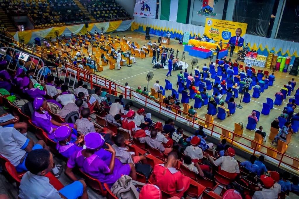 You are currently viewing Again, Gbajabiamila distributes educational, health equipment to Surulere schools