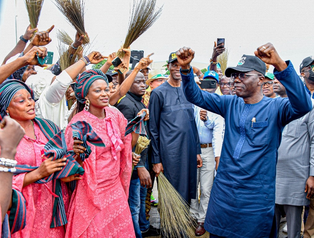 Read more about the article <strong>ROUSING WELCOME FOR SANWO-OLU IN LAGOS, AS GOVERNOR RETURNS TO BASE AFTER APC CONVENTION</strong>