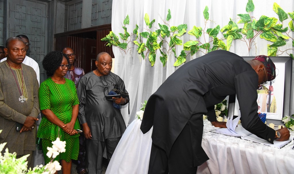 Read more about the article <strong>SANWO-OLU PAYS CONDOLENCE VISIT TO LATE ARCHBISHOP OLUMAKAIYE’S FAMILY</strong>