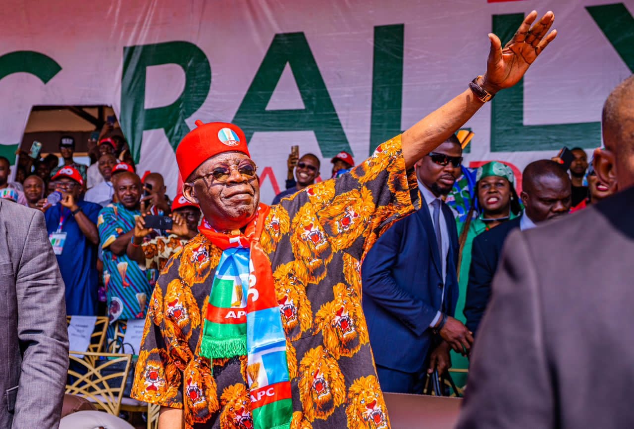 Read more about the article Tinubu speaks of return of economic prosperity at Calabar, Awka campaign rallies