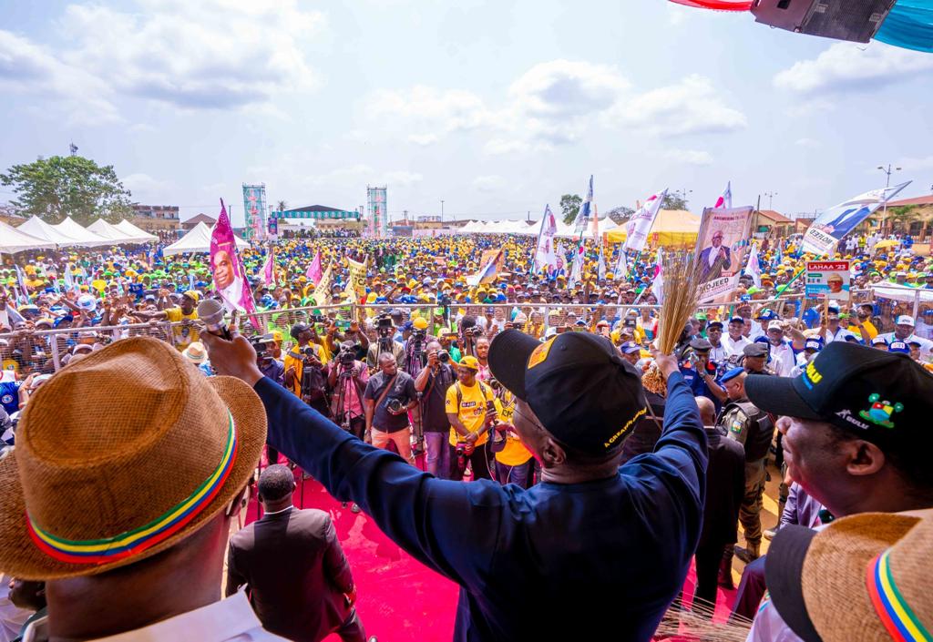 You are currently viewing Sanwo-Olu hits Epe for campaign, woos electorate to deliver town for APC