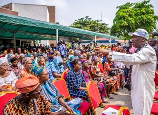 Read more about the article <strong><u>LAGOS COMMENCES DISTRIBUTION OF PALLIATIVES TO THE CITIZENRY</u></strong>