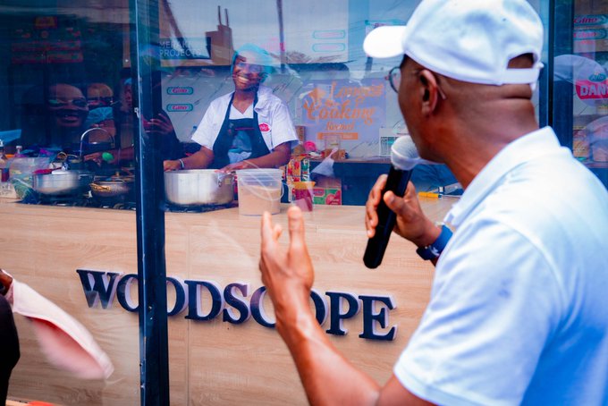 Read more about the article INVOKING “LAGOS SPIRIT”, SANWO-OLU MAKES SURPRISE APPEARANCE AT GUINNESS RECORD COOKING CONTEST