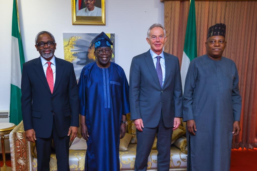 Read more about the article Ex-UK Prime Minister Blair visits Tinubu, pledges support for incoming administration