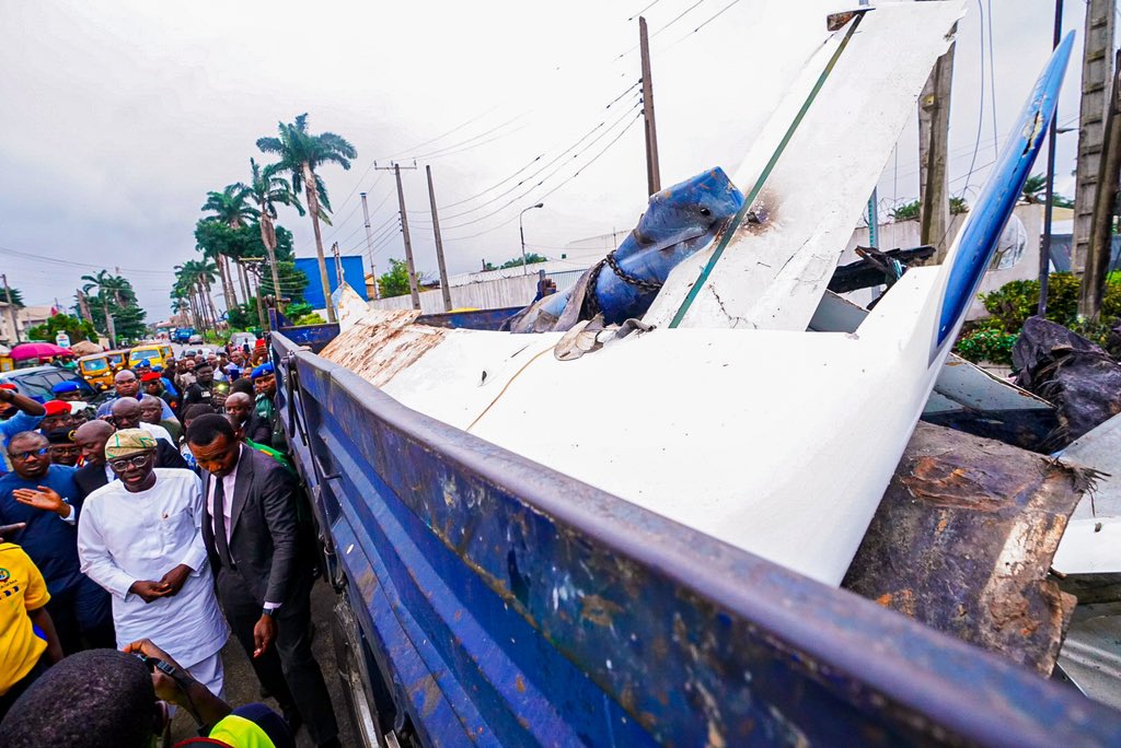 Read more about the article SANWO-OLU VISITS HELICOPTER CRASH SITE, COMMENDS LASEMA, FIRST RESPONDERS