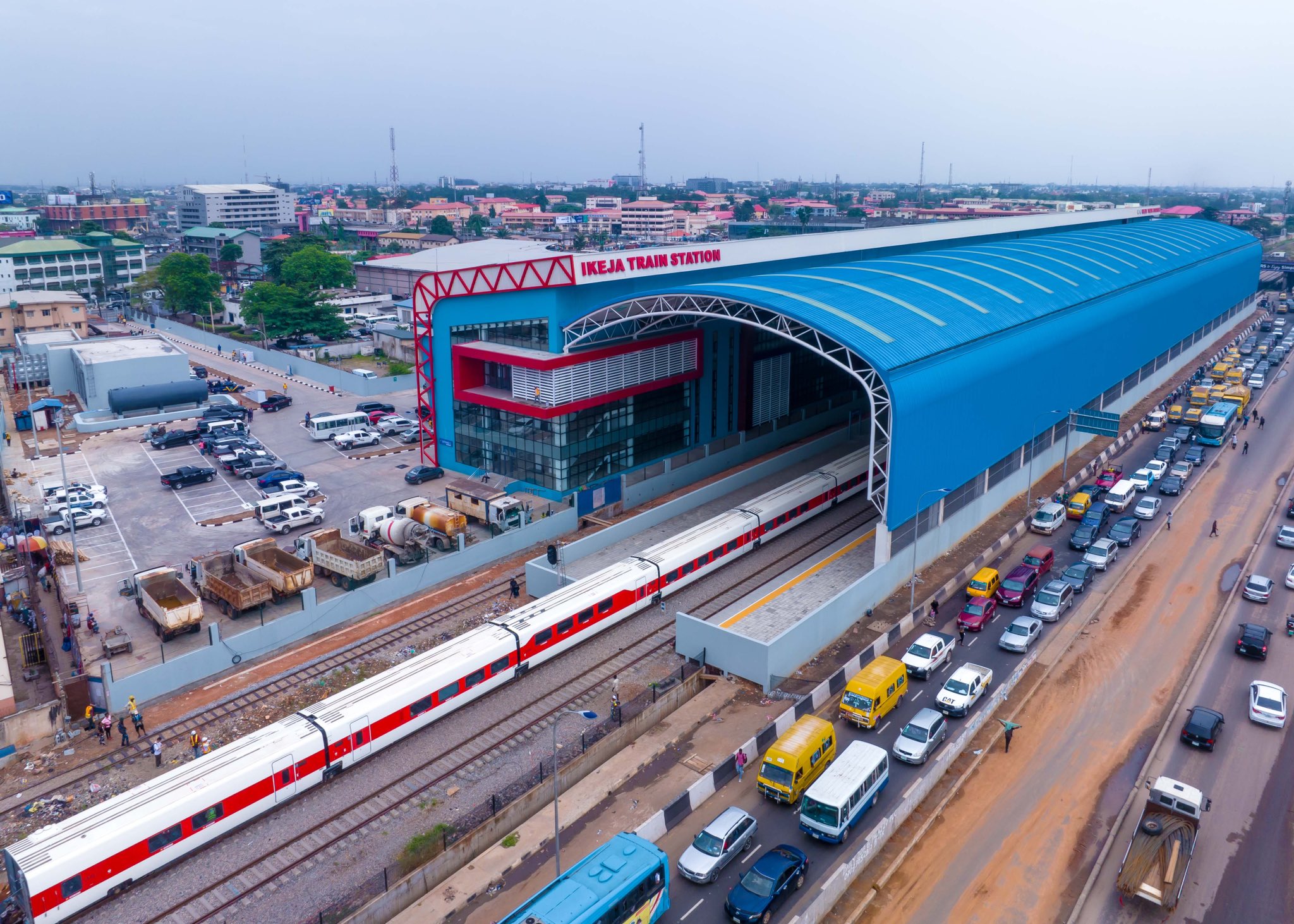 Read more about the article SANWO-OLU TESTS RUN RED LINE TRAIN, INSPECTS RAIL FACILITIES AHEAD OF COMMISSIONING