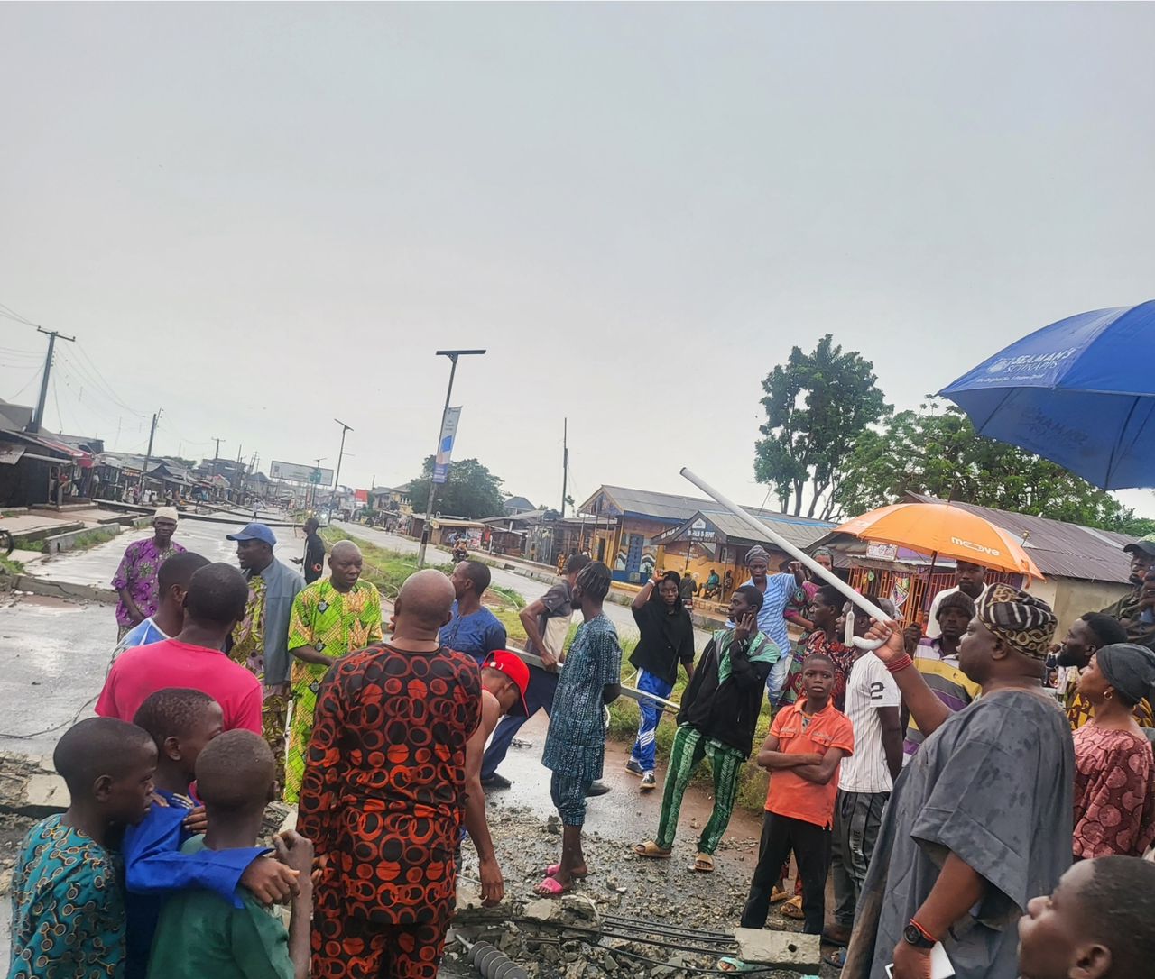 Read more about the article Olota, Oba Professor Adeyemi Obalanlege, visits rainstorm-affected areas in Sango-Otta