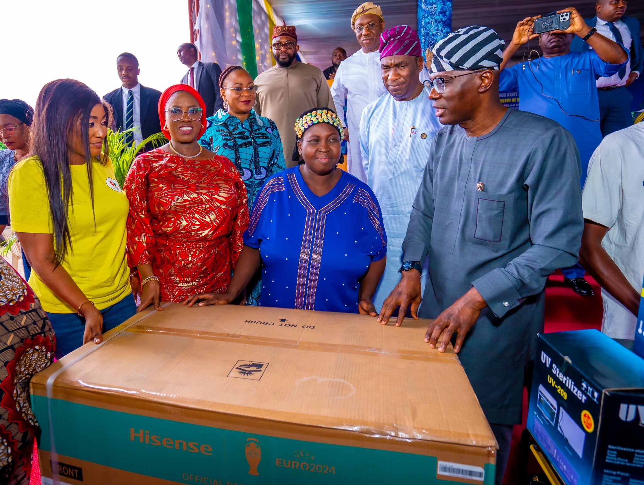 Read more about the article SANWO-OLU EMPOWERS 1,500 YOUTH, WOMEN WITH WORKING EQUIPMENT 