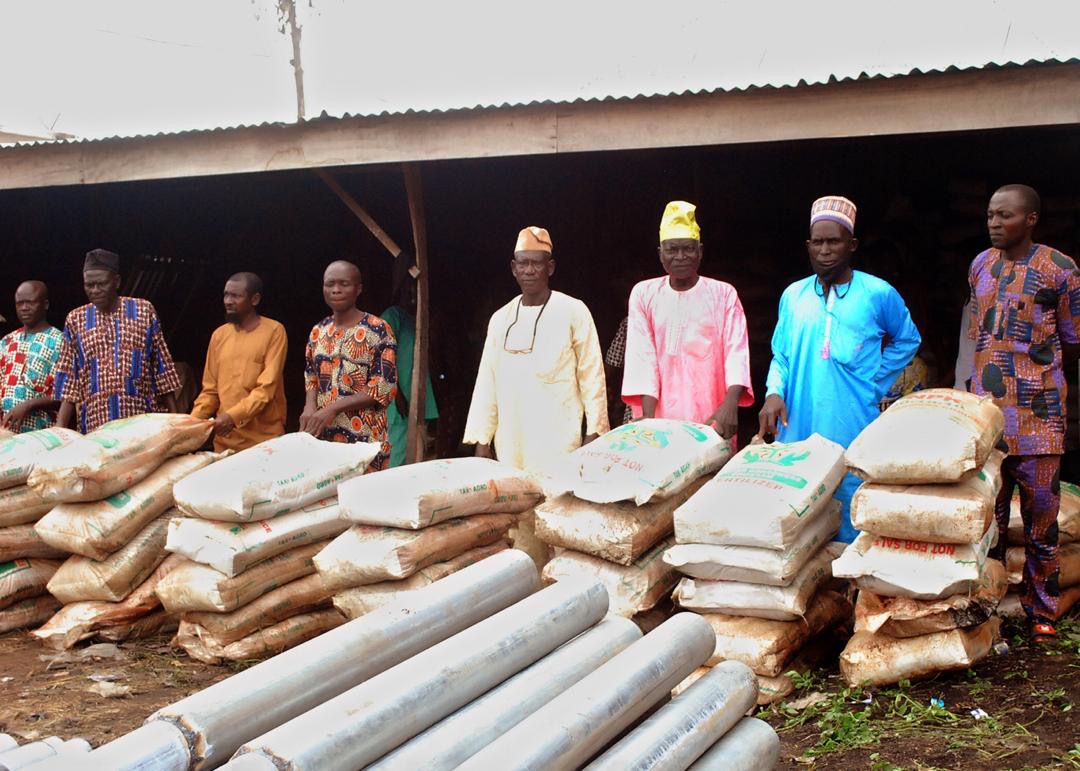 Read more about the article SENATOR BUHARI DOLES OUT 1200 BAGS OF FERTILIZER TO 240 FARMERS IN OYO NORTH-Reignites Hope for Better Nigeria in constituents