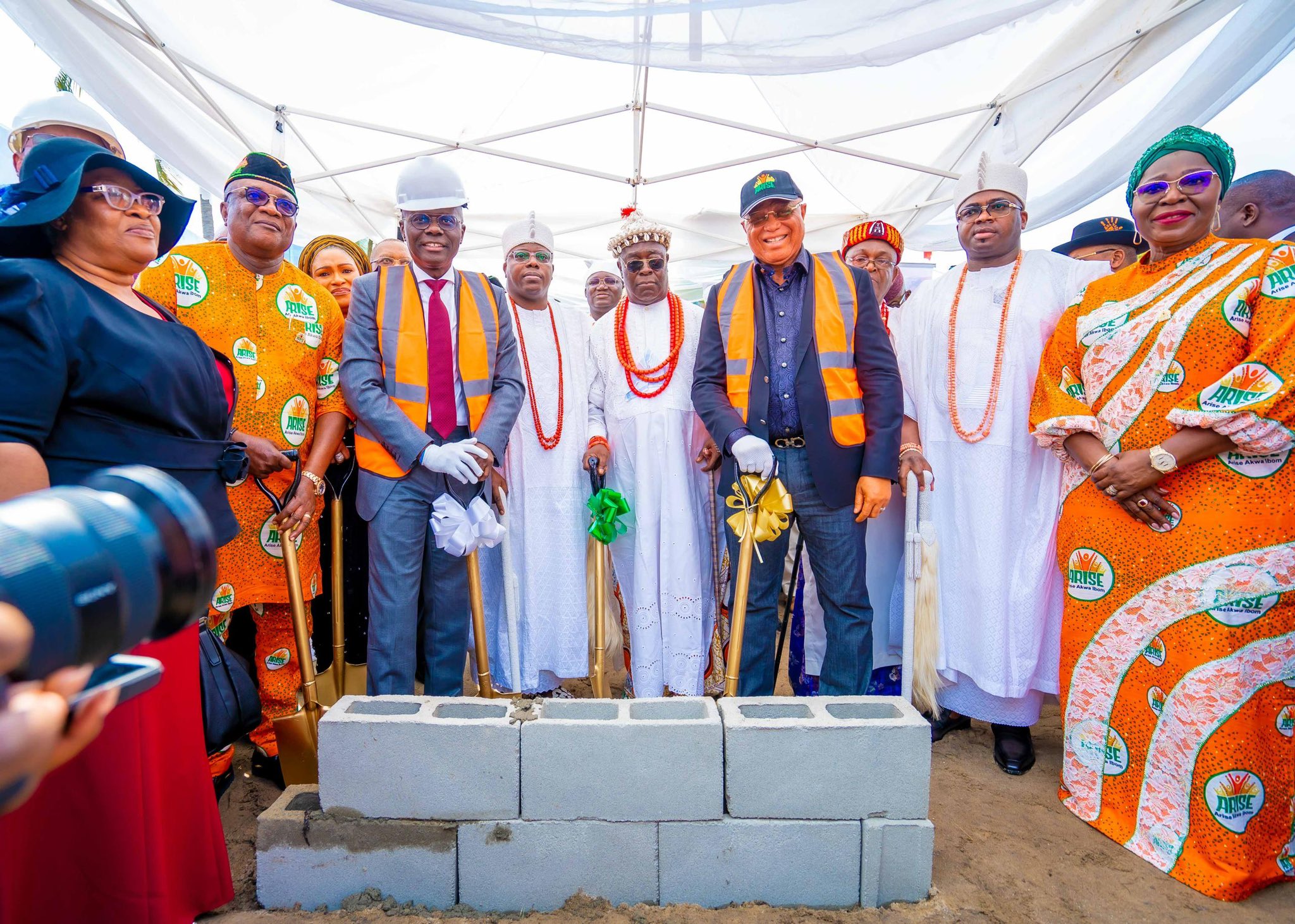 Read more about the article SANWO-OLU PERFORMS GROUNDBREAKING OF 18-FLOOR IBOM TOWERS IN LAGOS   