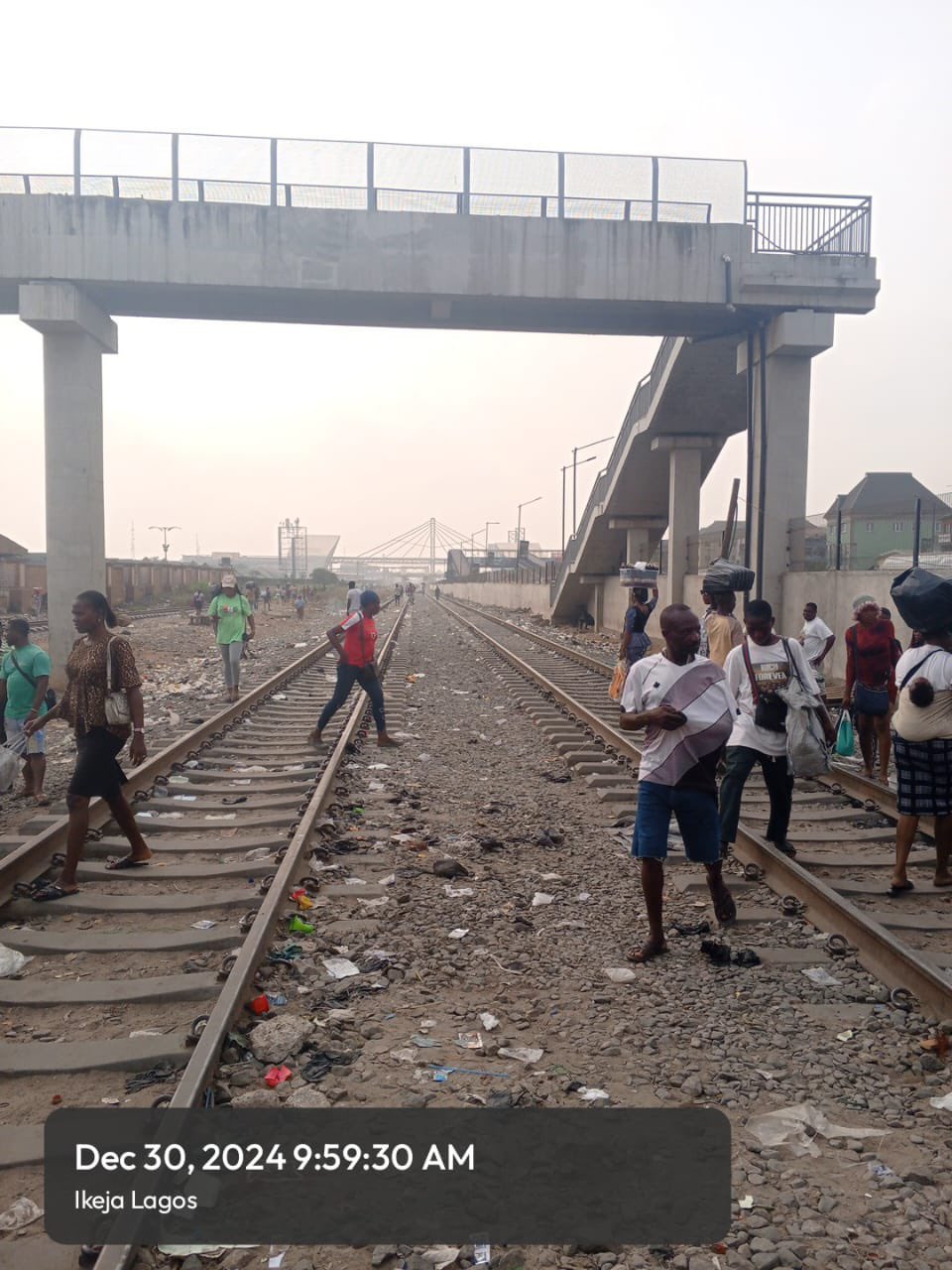 You are currently viewing Lagos Government Removes Traders from Rail Tracks at Bolade