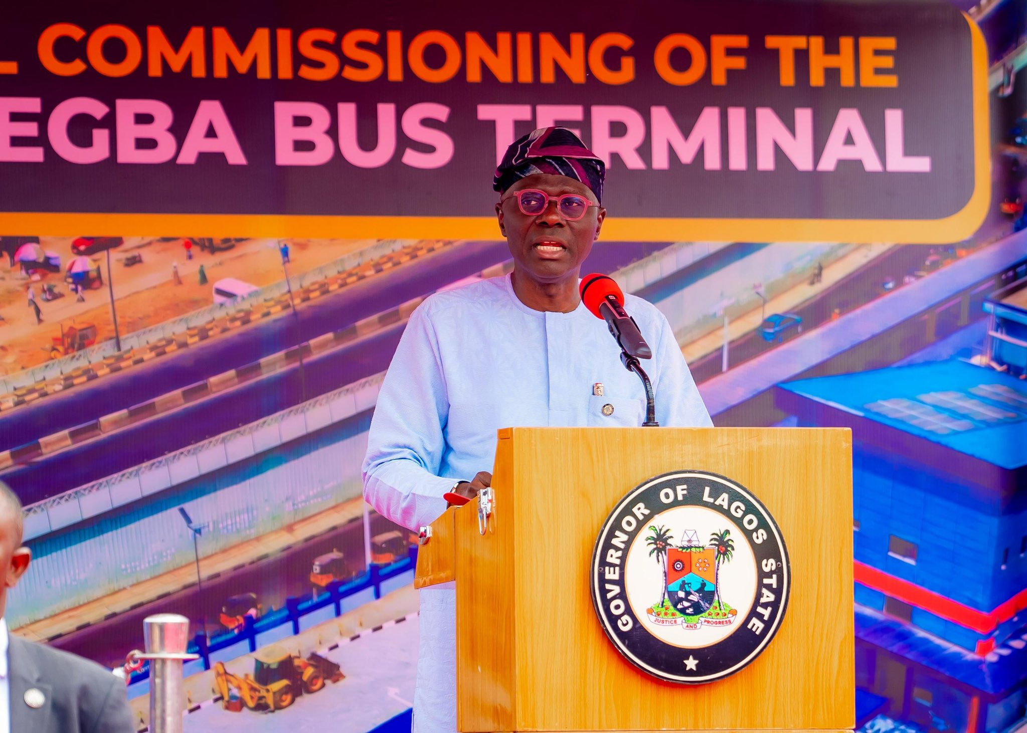 Read more about the article Sanwo-Olu slashes Red Line fares by 30%