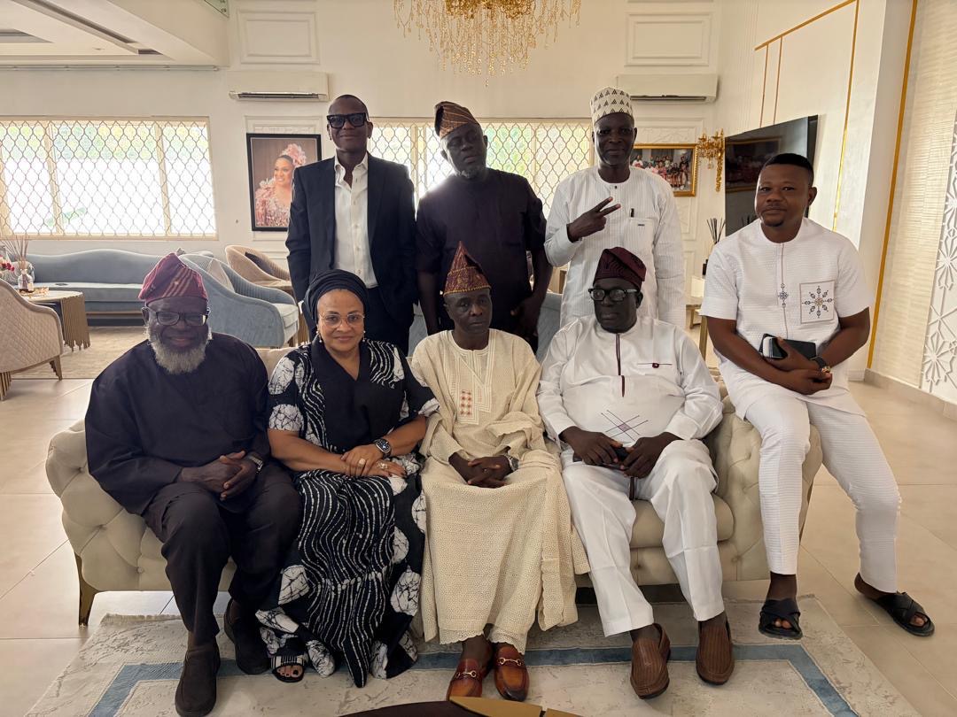 You are currently viewing Senator Hosea Agboola Visits Dr. Florence Ajimobi